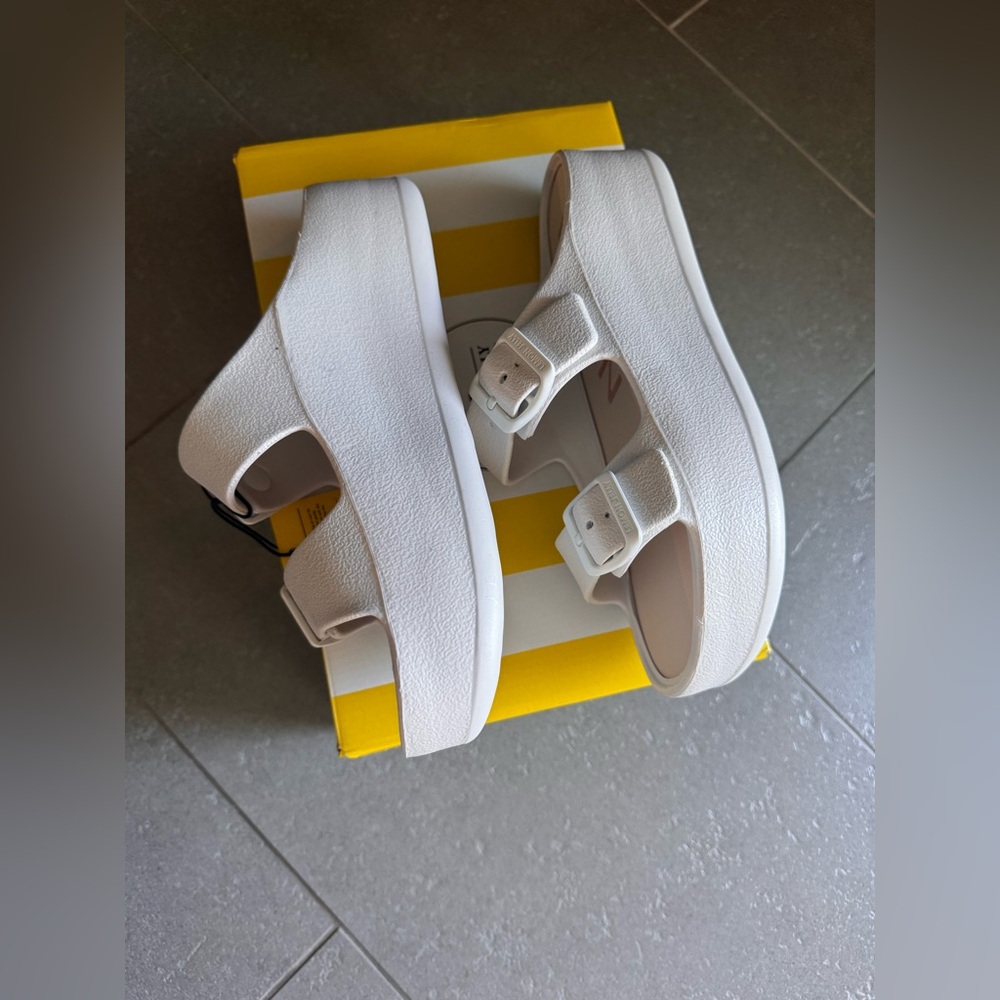 BRAND NEW Lemon Jelly Fenix platform sandals in Pearl Metal (white) color